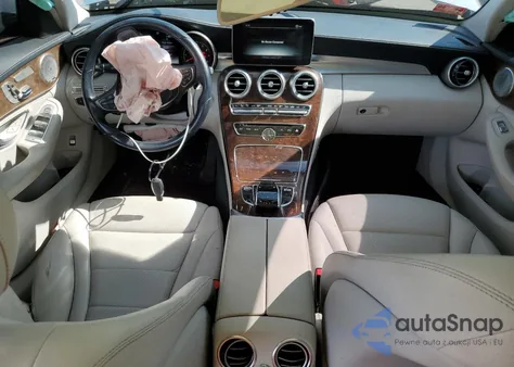 2015 Mercedes-Benz C 300 4Matic z USA, uszkodzony, nr VIN 55SWF4KB5FU062792